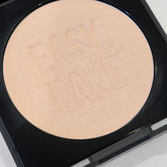 Huda Beauty Easy Bake and Snatch Pressed Powder - Cupcake - Picture 4 of 5